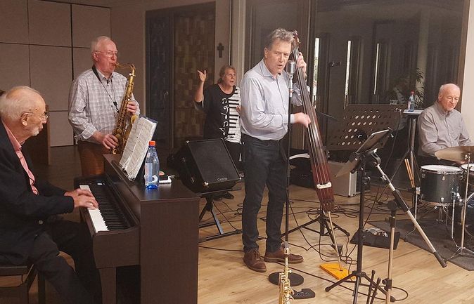 Jazzensemble mit Klavier Saxophon Kontrabass und Schlagzeug im Service Wohnen