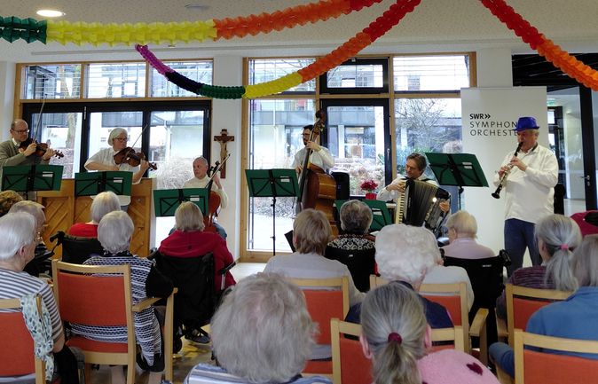 SWR Symphonieorchester spielt für älteres Publikum im Gemeinschaftsraum