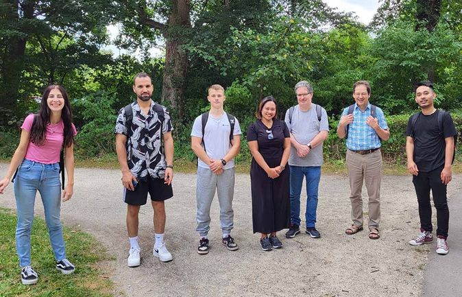 Sieben Teilnehmende des Schüleraktionstags stehen nebeneinander im Park
