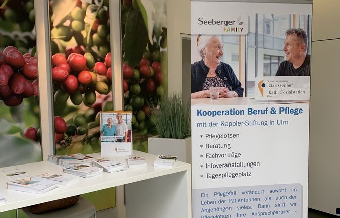 Seeberger-Infostand mit Roll-up zur Kooperation mit Keppler-Stiftung