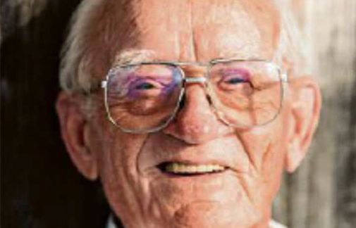 Lächelnder älterer Mann mit Brille und weißem Hemd